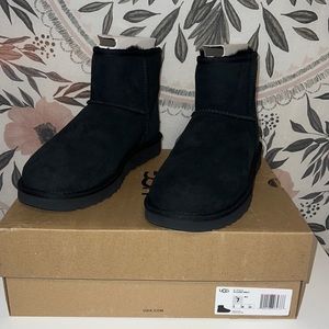 Brand New Black Ugg Mini! Feel free to make reasonable offer😊🖤